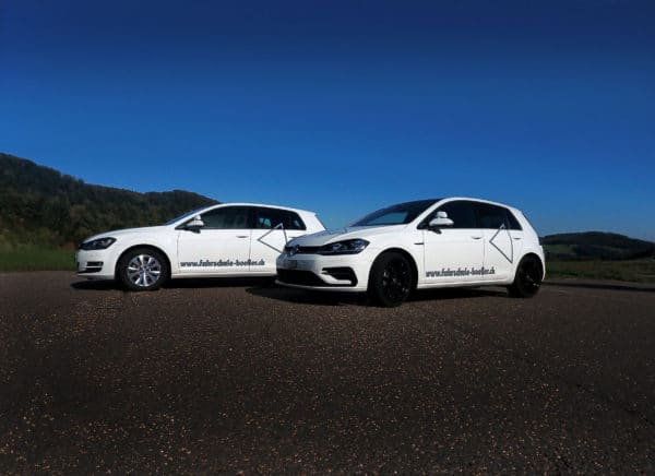 Weisser VW Golf der Fahrschule Böller auf einer Strasse