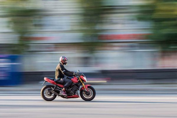 Motorradfahrer in Schräglage auf der Strasse